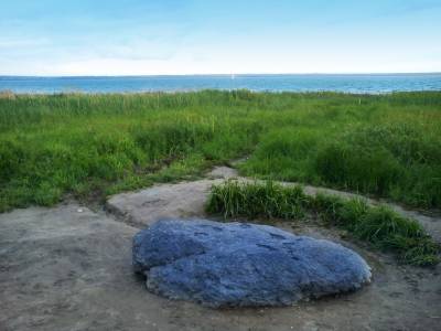 Синий камень – место силы и исполнения желаний S8171071
